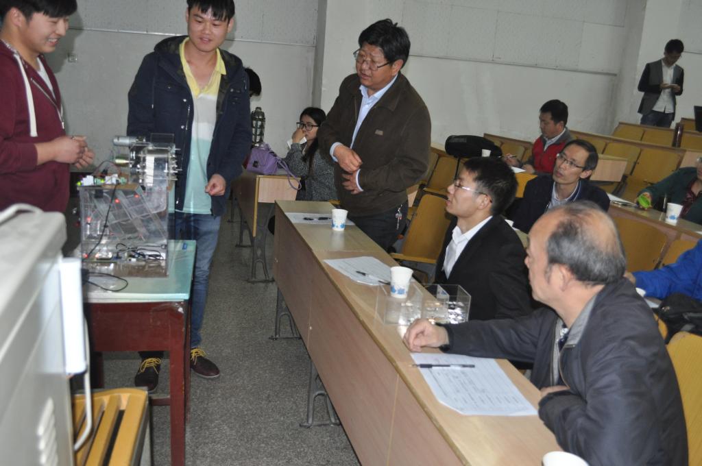3044am永利集团刘福建等同学对作品进行介绍